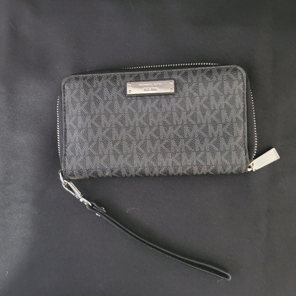Michael Kors Handbags - Michael Kors Jet Set Travel Large Travel CONTINENTAL Wallet-Wristlet